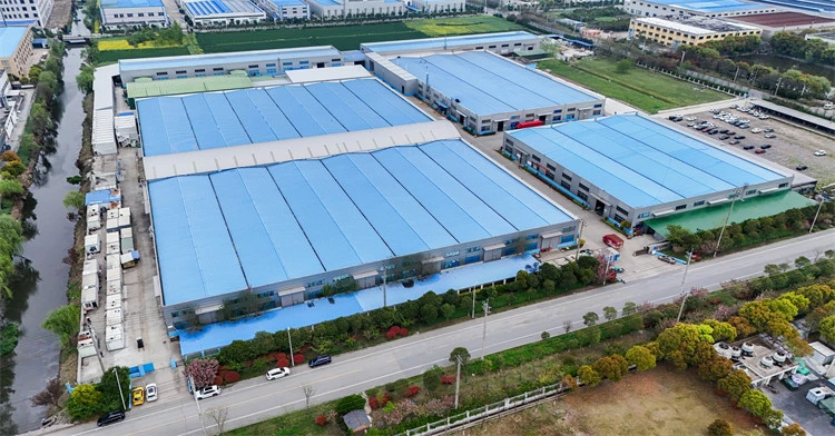 Ensamblaje de estructuras plegables para contenedores solares móviles