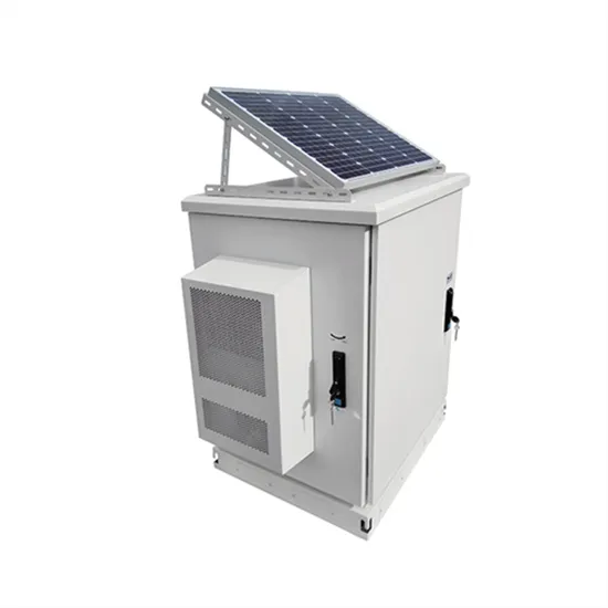 Cable de fibra óptica conectado al armario de alimentación solar exterior