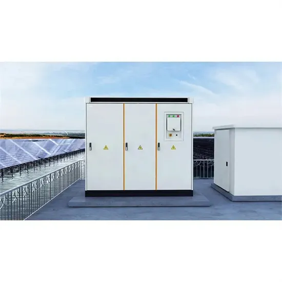 Instalación de paneles solares en una casa de acero ligero